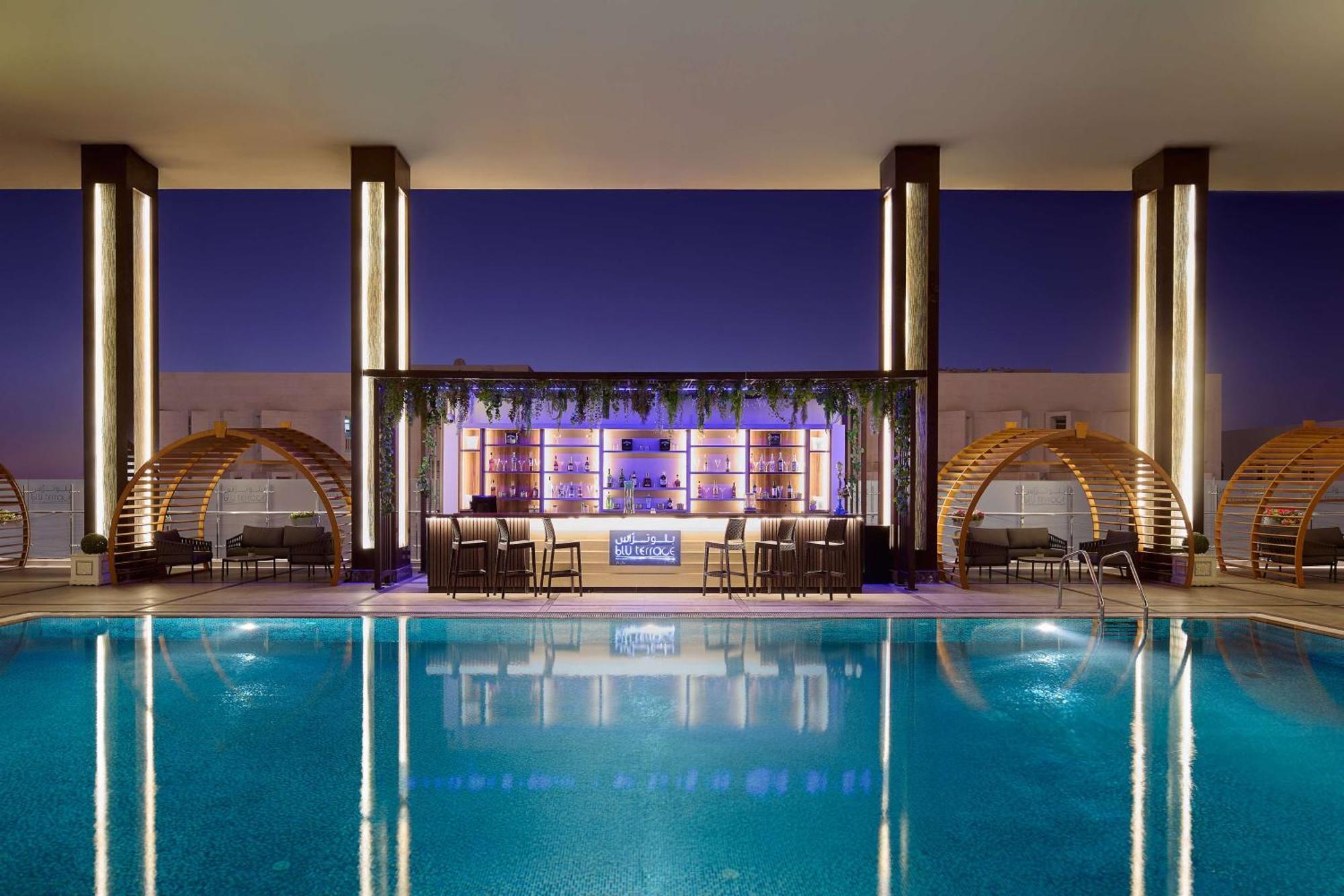 Hotel Doubletree By Hilton Doha - Al Sadd Zewnętrze zdjęcie The pool at the hotel