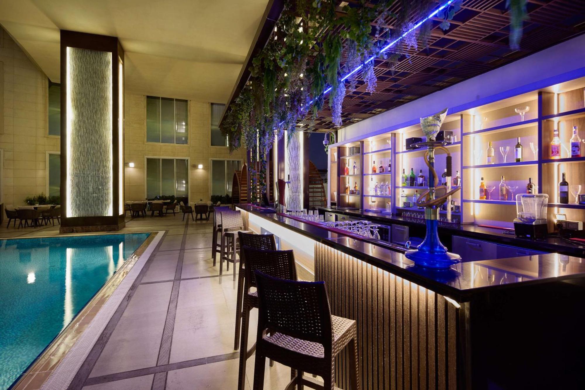 Hotel Doubletree By Hilton Doha - Al Sadd Zewnętrze zdjęcie The bar at the pool