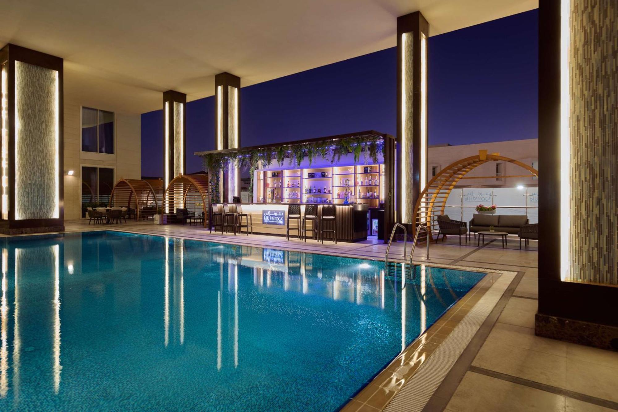 Hotel Doubletree By Hilton Doha - Al Sadd Zewnętrze zdjęcie The swimming pool at the hotel