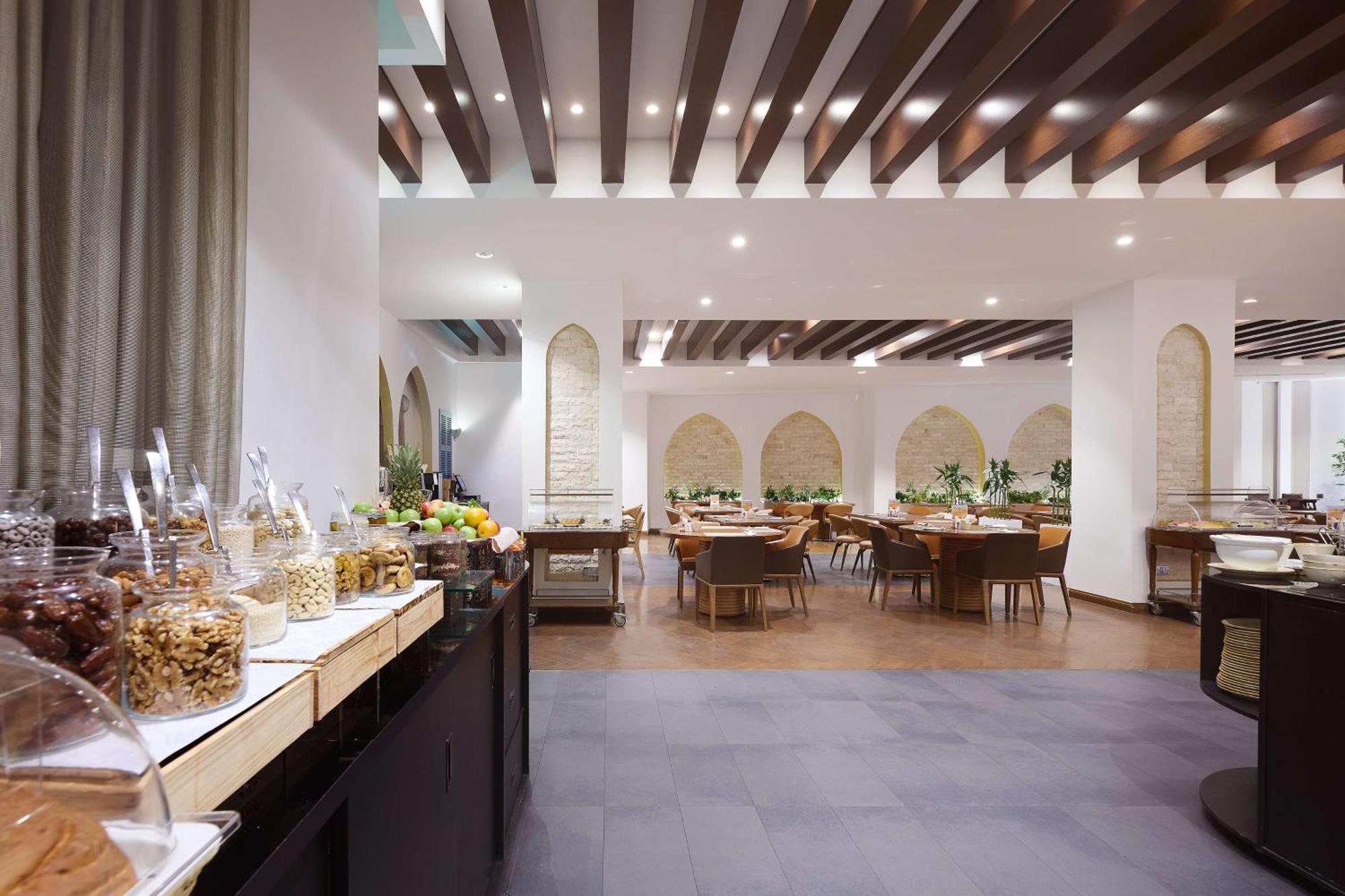 Hotel Doubletree By Hilton Doha - Al Sadd Zewnętrze zdjęcie The interior of the restaurant