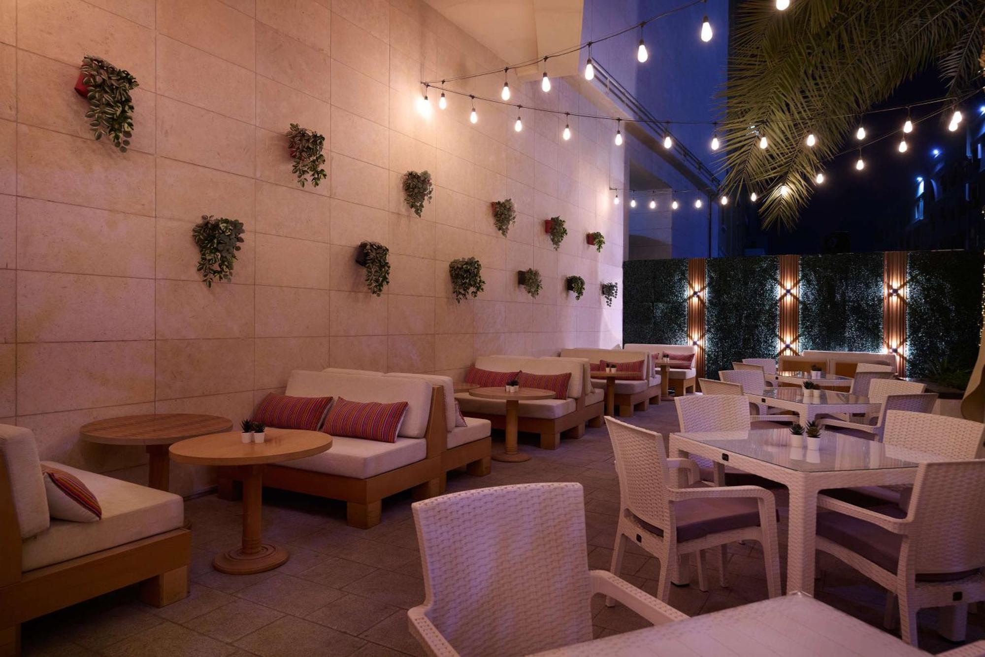 Hotel Doubletree By Hilton Doha - Al Sadd Zewnętrze zdjęcie The patio at the restaurant